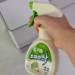 집에서 잘 쓰고 있는 청소템들 🧼
청소템도 각각 쓰임이 달라서 필요한 곳에 하나씩 꺼내 쓰는 중이에요🤍
여름철 초파리 때문에 신경 쓰일 때는 #초파리싹
주방이나 집안 곳곳 가볍게 닦을 때는 #다목적세정제
#구연산 #워싱소다 는 물때나 찌든 때 청소할 때
상황에 맞게 따로 활용하고 있어요.
빨래에서 냄새날때도 워싱소다 넣고 돌리면 냄새가 싹 빠지더라고요!
욕실 청소 후 남은 물기는 #스퀴지 로 쓱 밀어주면 깔끔해져요.
#청소템추천 #ftc27기 