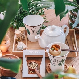 #두분께드려요 🍵 
연화가 디자인한 이도 도자기x스페셜 크리에이터 콜라보 Y컵이에요.
저는 투표해달란 말은 차마 못해요. 아하하
조금 더 정성들여 컬러링을 해볼껄,
조금 더 정성들여 라인을 그려볼껄,
노력은 했지만 아쉬움이 조금 남아요. 
게다가 너무 멋진 디자인의 Y컵들이 많아서, 
저는 다른 컵들에 투표했어요. ㅋㅋ
그래도 조금은 부족한 디자인이지만 동양미 만큼은 정말 최고로 잘 어울리지 않나요? 
다도세트와 함께 놓아주니 정말 너무 잘 어울려서 솔직히 저 쪼꼼 많이 반했어요. 😂
디자인 스토리가 “무엇을 담아도 건강한 차를 마시는 컵”이라 다도세트만 같이 놓아두고 맥주을 부담없이 들이킬 수 있는 장점이 있습니다. 
📌 혹시나 제가 디자인한 Y컵이 맘에 들어서 꼭 소장하고싶은 분이 계시다면 “저요~”댓글 달아주세요.
추첨으로 오집 게시글에 댓글주신 두분께 선물드릴께요~🎁
*니나하우스님, 하얀사랑빛님, 추니홈 세분 보시면 연락주세요~ 감사합니다~
그리고 혹시나, 투표해주고 싶다하시는 분이 계시다면 @93cups93stories 문득 꺼내본 취향 한컵 계정에서 좋아요 ❤️ 눌러주셔도 돼요. 
모쪼록 예쁘게 봐주세요~
#문득꺼내본취향한컵 #다도세트 #오늘의집 #햇살의화양연화 #이벤트 #오늘의집크리에이터 #스페설크리에이터 #다도 #다도세트 #도자기컵 #도자기잔 #도자기머그 #동양미한스푼 #동양미 #입추매직 #입추 #가을아이템 #가을맞이 #맞팔 #맞팔환영 #맞팔해요 #소통해요 #오늘의가든 #오늘장면한컷 