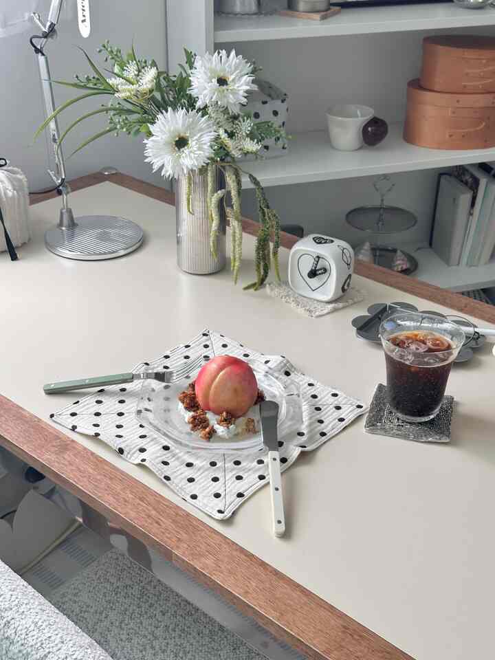 グリックピーチハンモック週末🍑
今日は毎日食べています！ 
きれいに食べたのは週末だけです。
種を掘るのはとても面倒で、桃を切ってグリックと食べています〜〜
桃また咲で注文してみましたが、早く来てほしいですね🤍

＃コンスープ記録集 