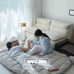 #현명한소비 #콘수프기록집
우리 가족의 주말은요ꔛ
거실에 누잠 더블업 매트리스를 깔아두고
모여앉아 이야기도 하고 영화도 보고
강아지와 뒹굴거리며 낮잠도 자요ෆ⸒⸒
BOTTOM의 탄탄한 하드 압축폼과
TOP의 소프트하고 탄력있는 스프링 화이버로
2단으로 이루어져 있어서 탄탄 포근하니 너무 편하더라고요 .ᐟ
미끄럼 방지와 고정밴드까지 있어서 밀림걱정 없고
필요할 때는 두 개를 각각 분리해서 사용할 수도 있어서 유용하게 쓰이더라구요.ᐟ
편안한 바닥 생활에 누잠 더블업 매트리스 너무 추천드려요𖤐
#토퍼 #토퍼추천 #누잠 #누잠토퍼 #누잠더블업매트리스
#더블업매트리스 #거실 #거실인테리어 
