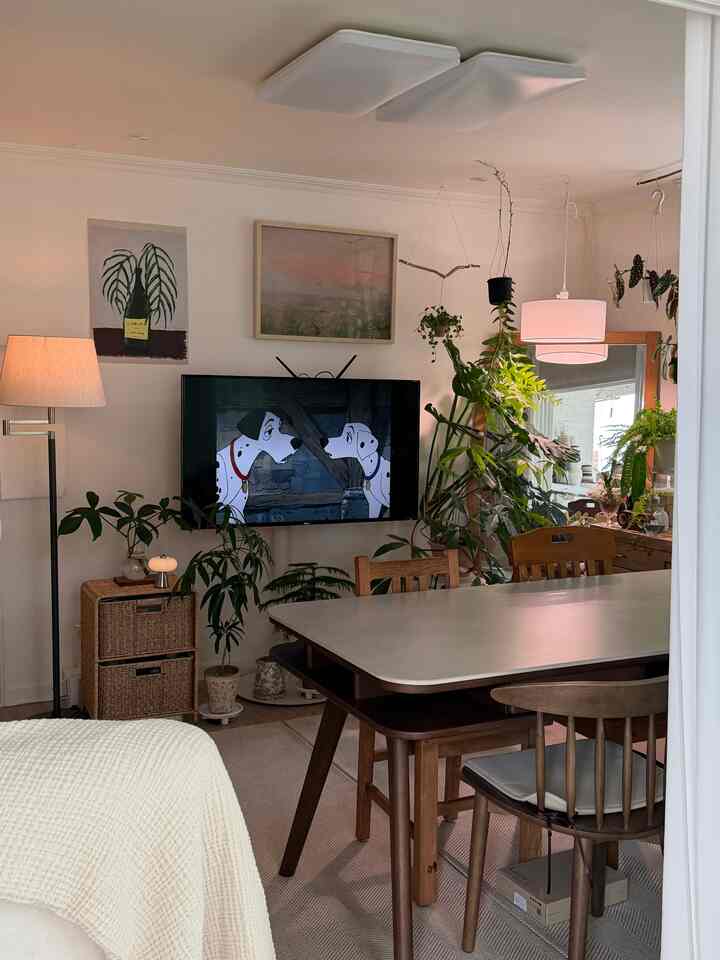 ＃インテリアノウハウ＃コンスープ記録集 

ムード付きポスターのようなテレビ活用リビングルームインテリア🌿

植物ときれいな絵が一緒にリビングルームに
テレビを作った理由は
音楽や、きれいな画面を入れておけば
その時、その時好きな絵を貼っておくと思いますよ💚

画面を好みに合わせることができます。
照明と植物が加わり、リビングルームのムードはUP✨

イギリスロンドンの雰囲気が存分に詰まった101頭ダルメシアン
アニメを久しぶりに見る
また、お好みでいっぱい入れてとても良いリビングゾーンです。
。
。
。
＃植物＃植民地時代＃プランテリア＃植物インテリア＃植物を育てる＃花瓶＃竹香港ヤシ＃シェフレラ＃ラタン引き出し＃ラタン収納場#テレビスタンド 


