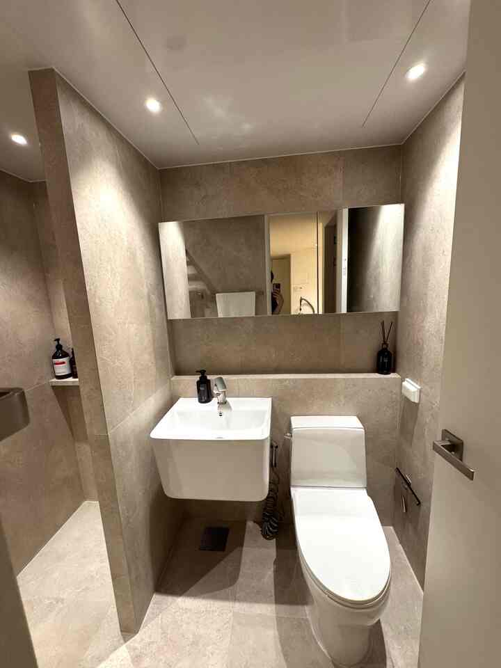 最初の写真は私たちの家の公衆トイレです〜
共用トイレのコンセプトはホテルです。
普段お客さんが来たらお使いいただくスペースで、私たちの家族がシャワーを浴びるメイントイレでもあり、水をよく使ってヒューゼントを設置しました。
ヒューゼントは本当に新世界ですね~~^^ 水の時地獄からも抜け出してゲストに来るとき不快にならないようにあらかじめポソッポソにつけておきますよ！

2枚目の写真は私の家のお部屋のトイレです〜
お部屋のトイレのコンセプトはデパートです。
雰囲気はデパートですが、私たちの家族だけが使う空間でもあるので、スライド場などの喜びよりは実用性を選びました。
お部屋のトイレは乾式で書いています。 
週末のみ浴槽に水を受けて赤ちゃんと水遊びを楽しんで噛むタオルで拭き取り、使用中です。
普段は洗面台だけ使ってみると、お部屋には別にヒュージェントは設置しませんでした。


誰もがなぜお部屋に浴槽を施工したのかと尋ねました。
私はインテリア初の会議から共用はシャワーブース、お部屋はバスタブで要請しました。
お客さまや親戚の方々が私たちの家に来て浴槽を使うことがあるでしょう！ 
最初の新婚ハウスはバスルームが一つで、浴槽施工をしたところ、私たちはとても快適ですが、お客様は使用するのが不便だと思いました。 
そこで今回はお部屋にバスタブを施工し、リビングルームはシャワーブースを施工しました。
インテリア後に入居して1ヶ月半になっていく現在、私たちはとても満足しています。

インテリアカフェにバスルーム施工写真を載せると、何人かの方々が浴槽顎官令でお問い合わせが多かったです。 
幼い赤ちゃんがいる家なので、インテリア会議の際、浴槽あご施工を最初から浴槽に要請しました。 
実際には、潮汐浴槽がとても欲しかったです。しかし、私の家は子供が非常に若いため安全上の問題を考慮するので、不安で絶対不可能だと思いました。 
しかし、潮汐浴槽の感じはあきらめることができないので、私たちの夫婦は悩みの終わりに浴槽の顎を要求しました。
ちなみに私は浴槽に造籍壁は施工したくなくてガラスパーティションも施工したくなかったです。 
赤ちゃんとの時間を過ごす空間だから壁があれば子供を抱く時危険だと思います。だから、浴槽の顎だけを要求しましたが、顎施工の選択は本当に神の一人でした> < 꺅!!
週末に赤ちゃんとお風呂で水遊びするのに両親が立ち寄ってお世話になります！
水の中で気になる方が多かったです！
私たちは管理しやすくなると思います。水をかけてあご噛みつく〜終わりです。
そして、浴槽の水気を取り除く時もかけて座ってできて完全満足です！


さらに、共用とお部屋トイレタイルは壁1200、床600で施工しました〜壁と床同じタイルで施工しました！
みんな高価なタイルだと思いましたが、ㅎㅎㅎㅎイタリアンに見える中国産ですか？
私たちの会社が取引しているタイルハウスタイルは本当にかわいいですが、私はタイルだけが5番か6回行きましたか？行きました。


タイルは大きいのが答えです！今回のオールインテリアに参考に低白最低600角タイル入れました。玄関、バルコニー、補助キッチン、トイレの床は600角、トイレの壁は1200角、キッチンは800角です。
＃共用バスルームインテリア＃共用バスルーム＃共用バスルーム 