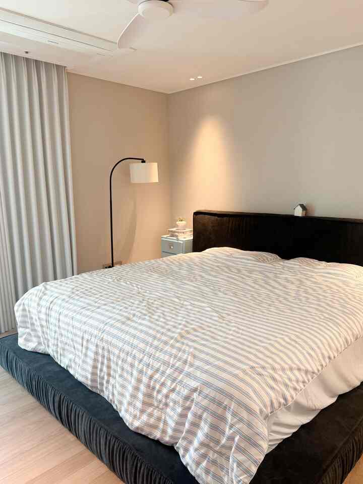 お部屋に新しい家族ができました✨
コスパ比の良いミッドセンチュリーモダン感のジャンスタンドなのに、
シンプルでスッキリとしたデザインだと思うほど好きです 🤍



＃長スタンド＃暗幕カーテン＃ベッドルーム＃寝室飾り＃スタンド＃夏の布団＃冷たい布団＃布団推奨＃新婚＃新婚旅行＃ベッドフレーム＃スリッパ＃時計＃寝室のインテリア＃お部屋＃お部屋のインテリア 