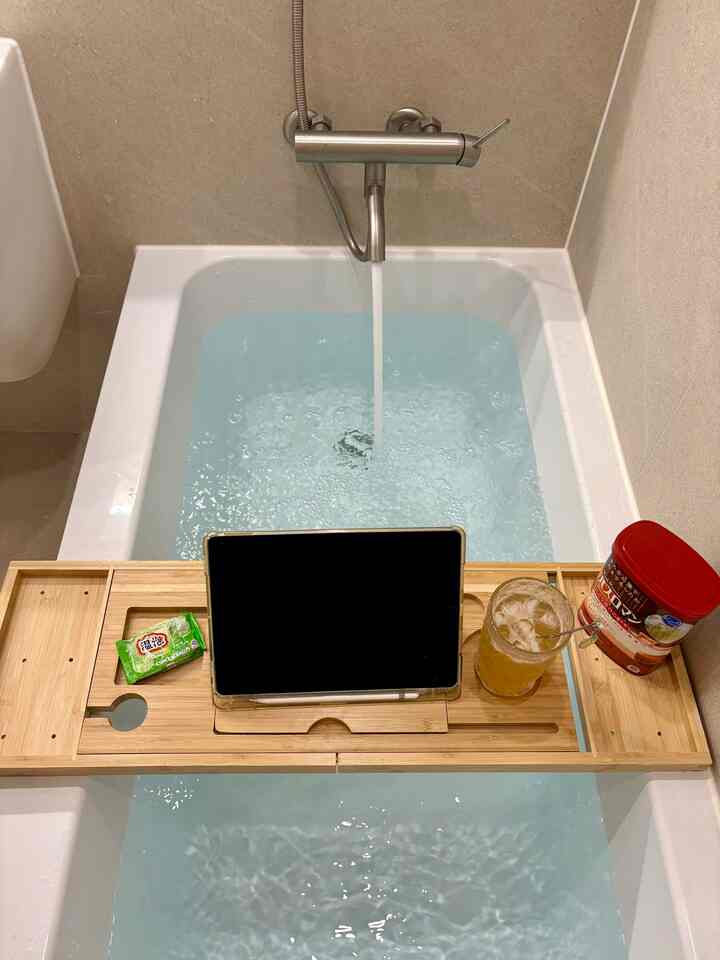 𓈒𓏸 反信欲するたびに経験すること

読もうとしてiPadを置く
毎回何を読むのかを選ぶ
水が冷えます… 😂

🧴𓈒𓏸🛁･ﾟ🧖🏻‍♀️𓈒𓏸🌿˚₊🪞⋆

	1. 映画を見る
	2. 読書
	3.音楽を聴く
	4. ちょうど愚かな

皆さんは、半身浴する時、主にどんなことをしますか？ 

＃半身浴＃週末ルーチン＃ホームスパ＃ジプスン＃浴槽 
#コミュニケーション 