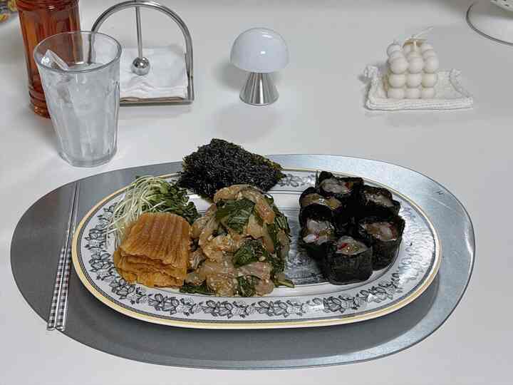 ＃グァンカンム＃タコワサビ軍艦

今日は広煮とたこわさび寿司です。 

そしてこれだけ食べるには少し惜しくてたこわさび寿司も一緒に食べたくていいと思って食材を買いました 光魚フィレットはさっと厚みがあるように切ったし、みじん切りにんにくは冷凍より生ニンニクが良いようで生ニンニクを固めました

レシピは見た通り、光魚は300gで、カマの葉の100個は薄く切り、みじん切りにんにくと醤油の1つの油脂2のごまんを入れて焼いた。

泊まったのもよく洗い出して水気抜いてご飯に簡単に酢砂糖塩少し入れて混ぜて寿司ご飯を作り、金栗キムウンサ等分解してご飯をよくまとめて金によく巻いてタコワサビをのせてくれました。 

無錫のように食べるキムはレシピのように調味キムですね 写真にはありませんが、遅く唐辛子も一緒に包んで食べたら美味しいと思ったのが思いや唐辛子も取り出して一緒に食べました お皿を減らそうと大きな皿を取り出して盛り込んだのにプレーティングが残念ですね準備して飲み物はウーロン茶です。

＃今日の私たちの家＃今日のシーン1カット 
