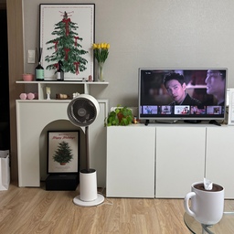 #현명한소비 #콘수프기록집 #거실인테리어 #챌린지참여 #내돈내산 
저의 거실인테리어를 소개할게요:)
따스한 러그와 테이블, 휴지케이스 아주 잘 사용하고있는 내돈내산 제품입니다! 
크리스마스 액자도 너무 만족하고 있습니다
화려한것 보단 따스한 느낌을 좋아하는 편이에요:)
현명한소비를 했다고 생각합니다🧸
#나영의방 
