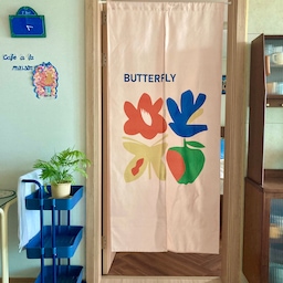 #콘수프기록집 #인테리어노하우
문틀에 키치한 감성 가림막 커튼 하나 달아주니 완벽한 공간 분리 완성!
휑해 보이던 방문 입구가 이제는 컬러풀하고 감각적인 포인트 존으로 변신했어요 :)
시선은 가려주고 아늑함은 더해주는 가장 쉬운 분위기 전환 노하우랍니다!✨
#오늘의집 #공간분리인테리어 #패브릭커튼 #가림막커튼 #방문커튼 #공간분리 #집꾸미기 #홈스타일링 #침실인테리어 #감성인테리어 #인테리어팁 #셀프인테리어 #거실인테리어 #아지트 #아뜰리에 #맞팔 #빈티지인테리어 #키치