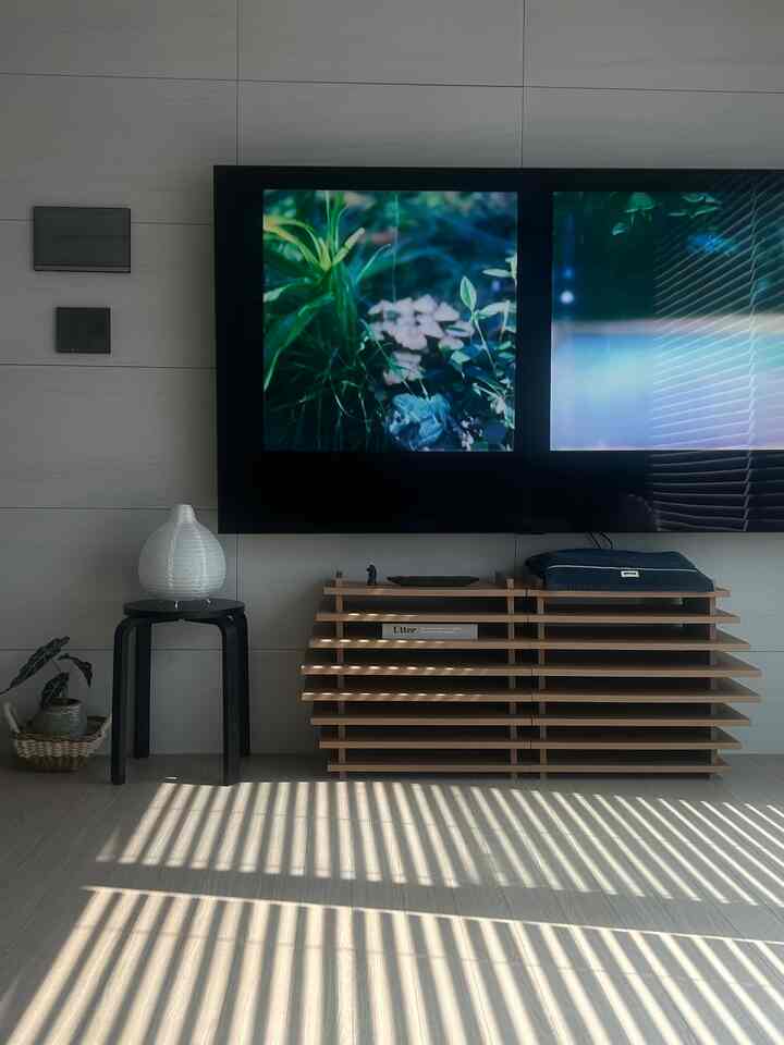 #예쁜템최고야

目に見えなかったtuuk家具を蹴りました。
テレビは壁掛けムータ工施工ですっきりした方ですが、
一番下のアートウォールスペースは薄くて寂しいです。 
飾りが必要でした！ 

レイヤーbモデル全3ピース全て購入しましたが、 
全長を全部選べば、あまりにも苦しいと思います。 
テレビの下段は頭皮で演出し、中ピースはリビングのひとときにまた別の飾りとして使用しています！ 

本や簡単な小物のいくつかが載っても存在感が確実で 
紙のような硬さ、頑丈さを持っています。
悩んでいる方はおすすめです🤍🤎🏷️ 

#tuuk 
#テレビ
#葬儀場