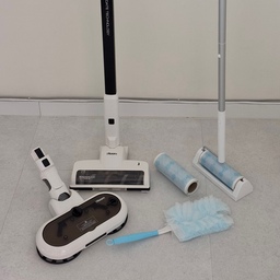 우리집 자주 사용하는 청소템 3가지 소개할게요🧹
#돌돌이
옷이나 침구에 붙은 머리카락, 먼지 등을 간편하게 제거하기 좋아요. 눈에 보이는 먼지를 바로 정리할 수 있어서 침대나 소파 주변에 두고 자주 사용하고 있어요.
#먼지털이개 
가구 위나 선반, 틈새처럼 청소기로 하기 애매한 곳을 정리할 때 유용해요. 물걸레질 하면 물자국이 남는데 이건 가볍게 털어내기만 해도 먼지를 쉽게 정리할 수 있어요.
#청소기
요즘 청소기처럼 자동으로 먼지비움이 되는 건 아니지만 무선 청소기라 줄 신경 쓰지 않아도 돼서 편하더라고요. ￼물걸레로 바꿔 쓸 수 있어서 따로 구매하지 않아도 돼서 좋아요.
#ftc27기 #청소템추천 #청소템추천 #청소용품 