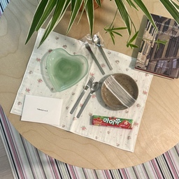 #오늘의우리집 #콘수프기록집 
항상 친절하고 따뜻한
우리 soom_haus 님에게 받은 선물🤍 
하트 알라바스터 어쩜 제가 딱 갖고 싶었던 색상으로🥹 
커트러리랑 앞접시도 너무 귀엽구 
토마토 마이쮸는 또 왜 이렇게 맛나유~!!!!🍅
워낙 트렌디하시고 센스도 좋으신데
제가 뭐 물어볼때마다 본인 노하우 탈탈 털어서
아낌없이 다 알려주시고 늘 응원도 해주시는 숨님🤍
생각도 참 현명하셔서 이야기 나눌 때마다
제가 얼마나 많이 배우는지 몰라유…
나이는 저보다 어리시지만
배울 점이 정말정말 많은 그녀, 숨….🤍
제가 애정하고 또 애정합니다유....🤍🤍🤍 
#우윳빛깔 #숨하우스 #포에버
#거실 #거실꾸미기 #거실인테리어
#원형테이블 #우드테이블 #나비란
#노미아러그 #하트접시 #알라바스터
#키친크로스 #앞접시 #무광커트러리
#인테리어소품 #가짜책 #빈티지소품 