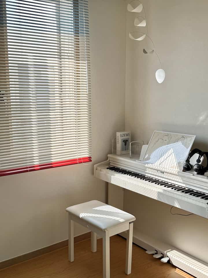 私の家マルチホビールーム🎹
向かいにはコンピュータがある趣味の部屋です。
それなりにカーテンに色を与えてポイントしてくれた部屋なのに
今、このマルチルームには荷物を取り除き、 
徐々に作らなければなりません👶🏻🍼💗
（甲分イムミンアウトです😂）
荷物を引いたらどこに置くべきか
赤ちゃんを作るつもりに少しときめかしい🥰
きれいなアガバンも作る過程もお見せします！

＃コンスープ記録集 