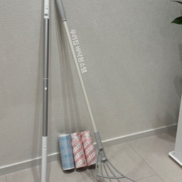 먼지·머리카락 한 톨도 용납 못 하는 우리 집 바닥 청소 꿀조합 2가지
1. 고로고로 돌돌이
머리카락이나 작은 먼지 보일 때 청소기 돌리기는 부담스럽잖아요? 
그럴 때 이거 하나 들고 쓱- 굴려주면 끝!
바닥 전용이라 접착력이 딱 적당하고 부드럽게 굴러가요.
거치대 디자인도 깔끔해서 거실 한구석에 두고 사용하면 매우 편합니당!
2 쓰리잘비
쓰리잘비는 실리콘 헤드라 먼지랑 머리카락을 마찰력으로 착 모아줘요.
물기 제거에도 탁월해서 욕실 바닥이나 베란다 물청소 후 쓱 긁어내주기 너무 좋아요.
정리가 끝나면 흐르는 물에 씻어서 말려주면 되니까 위생적으로 관리할 수 있다는 게 큰 장점입니다. 
#오늘의집 #ftc26 #ftc26기 #고로고로 #쓰리잘비 #돌돌이 #내돈내산 #청소템 