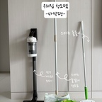 우리 집 매일 사용하는 청소템을 소개합니다 🧹🤍

아이들을 키우다 보니 하루에도 몇 번씩 바닥을 쓸고 닦게 되는 것 같아요.
과자 부스러기부터 먼지, 머리카락까지… 돌아서면 또 생기는 건 기분 탓 아니죠?😂

첫 번째는 돌돌이!
바닥에 보이는 머리카락부터 먼저 정리해줘요.
둘째 출산 후에는 머리카락이 정말 줄줄 빠져서 ㅜㅜ 돌돌이가 없으면 안 될 정도예요.

여러 종류의 돌돌이를 사용해봤는데 바닥에 떨어진 머리카락을 빠르게 정리할 때는 이게 제일 편해서 수시로 밀고 다니고 있어요.

두 번째는 청소기!
돌돌이로 머리카락을 정리한 다음 청소기로 먼지나 작은 부스러기들을 전체적으로 싹 정리해줘요.

결혼하면서 구매해서 지금까지 사용하고 있는 청소기인데 자동 비움 기능부터 여러 가지 강도 조절까지 가능해서 아직도 매일 잘 사용하고 있어요!

세 번째는 물걸레 청소포!
마지막으로 물걸레 청소포를 밀대에 붙여 바닥 전체를 한 번 닦아주면 바닥 청소 끝✨

엠보싱 부분으로 바닥을 닦고 반대쪽 먼지가 잘 닦이는 면으로는 창틀까지 슥슥 닦아줘요. 하나로 여기저기 활용할 수 있어서 정말 편하더라고요.

원래 스카치 밀대도 함께 구매했는데 이사하면서 부러지는 바람에…🥲
급한 대로 남편이 사 온 밀대에 붙여 사용하고 있는데 생각보다 너무 잘 쓰고 있어요ㅋㅋ

돌돌이 → 청소기 → 물걸레 청소포

저희 집은 이 세 가지만 있어도 매일 바닥을 깔끔하게 유지하기 충분해서 자주 쓸고 닦아주고 있어요 🤍

사실 저희 집에는 바닥뿐만 아니라 주방, 침구류까지 청소템이 정말 많아요!
다음에는 제가 실제로 잘 사용하고 있는 주방 청소템과 침구 청소템도 하나씩 소개해볼게요 🫧

아이 둘 키우면서 깨끗한 집 유지하기 쉽지 않지만…
오늘도 애들 뒤를 따라다니며 열심히 쓸고 닦아봅니다 😂🤍

#청소템 #청소템추천 #살림템 #살림템추천 #청소용품 #청소용품추천 #살림꿀템 #살림꿀팁 #청소루틴 #매일청소 #바닥청소 #바닥청소템 #물걸레청소포 #돌돌이 #청소기추천 #육아살림 #아이있는집 #아이있는집청소 #두아이맘 #육아맘 #육아맘일상 #살림스타그램 #주부스타그램 #홈스타그램 #집스타그램 #집꾸미기 #오늘의집 #오늘의집스타그램 #깔끔한집 #미니멀라이프

