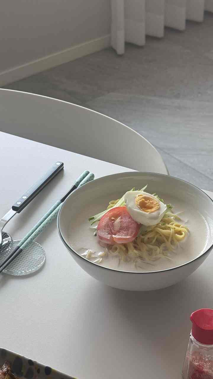 #賢明な消費
#コンスープ

<おにぎり>ほど賢明な消費があるのでしょうか？
面倒だが食材で自分で作るおにぎりは
買う食べ物よりはるかに安いです。
でも、ちょっと面倒なのも事実ですね。
夏休みだから、ほぼ餌だから、ご飯を作っている
大変ですが、それでも元のご飯がジェルに味わいました。
おにぎりを誰が選んでくれたらもっといいです:)
豆麺の外を買うには、1ボウルに12000ウォン以上
支出しなければなりませんでした。 
冷蔵庫にある豆腐ハンモと、豆乳だけあれば
濃くて香ばしい大豆麺が三つ器も出てきます。
大変ですが、賢明な消費でしょ？ :(

＃おがくず＃おがくずが最高
＃豆麺を作る＃夏メニュー＃夏の食べ物 
＃麺ボウル＃ハンボウルメニュー＃夏のムード＃夏の雰囲気
＃夏のホームカフェ＃夏のホームストア＃夏のホームスタイリング
＃ダイニングテーブル＃ダイニングスペース＃リビングダイニングルーム
#リビングダイニングテーブル #ホワイトダイニングテーブル