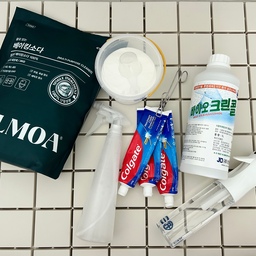 #콘수프기록집 #청소템 #청소일등공신🧹
화학세제 대신 활용하는 우리집 생활 청소템들 
✔️거의다쓴치약
✔️베이킹소다 구연산 과탄산소다3종
✔️곡물추출발효알코올소독수
그중 집에 있는 의외의 청소재료 치약!
생각보다 청소할 때도 꽤 쓸모 있더라고요!!!!!
옛날옛적 군대에서부터??
전해내려온다는 그 치약청소법ㅋㅋㅋㅋㅋㅋㅋ😜
치약에 들어있는 미세한 연마 성분 덕분에 가볍게 문질러주면 얼룩이나 묵은 때를 닦아내는 데 도움을 줄 수 있어요
🤍치약으로 청소하기 좋은 곳🤍
• 수전·세면대 → 물때와 가벼운 얼룩
• 스테인리스 싱크대 → 손자국·얼룩
• 흰 운동화 고무 부분 → 묵은 때
• 욕실 거울·유리 → 가벼운 얼룩
• 금속 제품 → 가벼운 변색이나 얼룩
저는 분무기에 치약과 물을 섞어 넣고 
수전이나 세면대 싱크볼 스테인리스에 얼룩이 보일 때 한 번씩 활용해요
거기에 플러스 치약과 베이킹소다 조합이면 반짝반짝🤍
상쾌한 향도 나고 좋더라구요~~
새로운 청소템을 사기 전에 집에 있는 치약부터 
한번 꺼내보세요🤍
#콘수프기록집 #ftc26기 #청소템 #청소템추천
#오늘의우리집 #집꾸미기 #소독티슈 #청소세제 #세제추천 #청소루틴 #청소하는날 