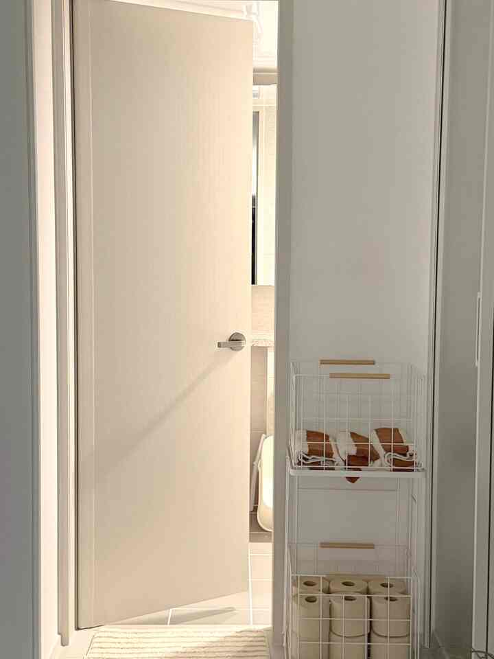 私の家のトイレは前です🙂
洗濯物かごで出たけど～

隙間空間に収納箱としても使える
休憩余分も入れてタオルも保管もできる
トロリー型バスケット🤎
 
きれいに整理しておくと整頓された感じが好きです🙂🙂

＃トイレ＃ホワイトインテリア＃トイレインテリア 
#トイレ 
