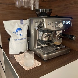 #예쁜살림템
#콘수프기록집
우리집 홈카페☕️🤎
최근 구매한 도요사사키 드레싱포트로 위스키 칠링도 하고, 에스프레소 내리기 좋더라구요! 
편리하고 또 예쁘고.. 예쁜게 최고☺️
산미싫어파 인데, 고소함•스모키•다크초콜릿의
투팅커피 화이팅 블랜드 너무 맛있게 마셨어요! 
브레빌 876사용중인데, 요건 오토 도징이라 사용하기
너무 편하구..🥹🤍
강배전 원두가 찰떡입니댜🎶🤎
#ftc24
#ftc24기
