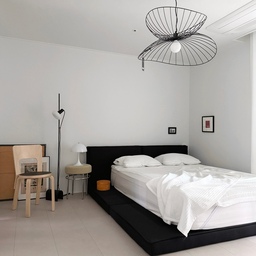 #예쁜템최고야 #콘수프기록집
new bedroom⋆ ₊ ﾟ ☽ * ₊ ⋆
우리 가족을 위한 침대이자 
저희 집에 딱 필요했던 저상형 침대.ᐟ
핏슬립으로 이뤘어요..ꯁ
핏슬립은 1:1 맞춤 침대 브랜드로 
원단뿐만 아니라 파운데이션과 헤드 높이, 폭까지 
내가 원하는 데로 제작이 가능하더라고요...𖤐
침대에서 푸딩이와 늘 함께 잠을 자는데요
항상 새벽에 침대에서 내려가 
물을 먹고 다시 올라오는데
슬개골이 좋지 않다 보니
오르락 내리락하는 게 늘 걱정이었거든요..
그래서 이번에 침대를 제작하면서 
파운데이션 높이는 가장 낮게
헤드 높이도 낮게 하고 싶어 문의드렸더니
가장 이상적인 높이를 추천해 주시더라고요ෆ
그리고 매트리스를 한쪽으로 밀어 
남는 부분을 펫 스텝처럼 활용한다고 하니 
헤드의 폭뿐만 아니라
바닥 부분의 매트리스 밀림 방지 원단도 조정해 주셨어요
(세심하게 상담해 주셔서 처음부터 정말 감동..🥹) 
핏슬립 침대가 도착하자마자 디자인에 반하고 
푸딩이도 쉽게 오르내리는 걸 보니 
너무 뿌듯하고 안심되더라고요..ᜊ
가격도 합리적이라 우리 가족을 위한 
침대 고민중이시라면 핏슬립으로 바꿔보세요ෆ⸒⸒
#침실 #침실인테리어 #침실스타일링 #침실꾸미기
#핏슬립 #맞춤침대 #침대프레임 #패브릭침대 #침대제작
#침대추천 #저상형침대 #저상형침대프레임 #블랙침대