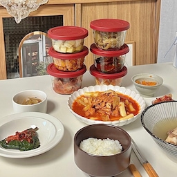 #콘수프기록집 #현명한소비 2
#냉장고정리템
✔️웩 저장용기
반찬을 정리하기에도 좋고,
샐러드나 과일을 한번에 먹을만큼씩
소분해두기에도 좋아요!!
✔️땡스소윤 냉동용기
✔️다이소 말랑핏 저장용기
다진마늘,다진파 등을 정리해서
냉동실에 착착 넣어두면
요리하는 시간도 단축되고
눈에 보기에도 좋더라구요!!
#웩 #웩유리용기 #웩용기 #소분용기 #소분통 #유리용기 #냉장고정리 #냉장고정리팁 #반찬통 #소분용기 #저장용기 #땡스소윤 #냉동용기 #냉동실정리 #말랑핏 #다이소추천템 #정리 #정리템 #반원테이블 #반원형테이블 #반타원테이블 #테이블 #수납장 #면기 #그릇 #오덴세 #수저세트 