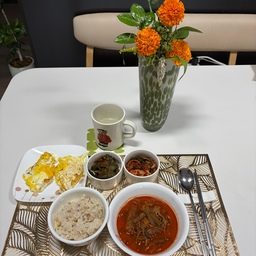 #현명한소비
넘 덥고 지친 여름 
입맛도 없고 방학에 삼시세끼 뭘 해먹을까 고민하는데
원할머니 명품육개장 구입해서 간편하게 끓여 먹었어요
딸아이도 이렇게 주니 잘 먹네요  
나물과 쇠고기에 진한 육수 맛있어요
현명한 소비로 더운 여름 식사준비도 간편하고 맛있게 먹어요 
#현명한소비  #콘수프기록집
#명품육개장 #스텐수저세트 #미니볼 #머그컵
#식탁세트  #물티슈  #린넨커텐 #수납장 #트롤리선반
#커피머신