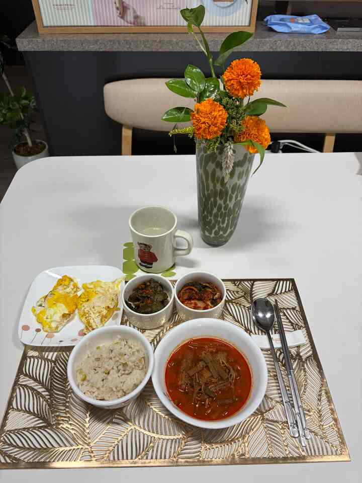 #賢明な消費

暑くて疲れた夏 
口当たりもなく休みに三食ごはんを食べるか悩んでるのに
おばあちゃん高級肉開場を購入して簡単に煮込んで食べました。
娘もこんな感じです。  
ハーブと牛肉に濃いスープがおいしいです。
賢い消費で暑い夏の食事準備も手軽でおいしく食べます 

＃賢明な消費＃コンスープ記録集
＃高級肉開場＃ステンスーザーセット＃ミニボール＃マグカップ
＃ダイニングテーブルセット＃ウォーターティッシュ＃リネンカーテン
#コーヒーマシン