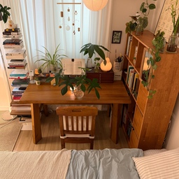 #콘수프기록집  #인테리어노하우
🤎식집사의 포근한 우드 인테리어🏡
마음이 편안한 공간을 가장 중요하게 생각하는
식집사의 침실 인테리어
🌱원목의 결이 살아숨쉬는 블랭크맨션의 멋스러운 원목책장과 책
🌱포근한 순면 바스락 침구
🌱좋아하는 식물들은 키우기 쉬운 친구들로 부담없이 수경재배 데스크테리어 하기
제가 좋아하는 친구들이 곁에 있어주는 침실이
참 좋고 감사한 요즘이예요,
.
.
.
#침실 #침실인테리어소품 #침실인테리어 #침실꾸미기 #침구인테리어 #침구 #침구세트 #침구추천 #호텔침구 #호텔침구세트 #바스락이불 #바스락침구 #플랜테리어 #집꾸미기 #홈스타일링 #조명 #무드등 #식물인테리어 #우드인테리어 #베개커버 #맞팔 #맞팔해요 #수경식물 #원목책장 #데스크테리어 #한지등 
