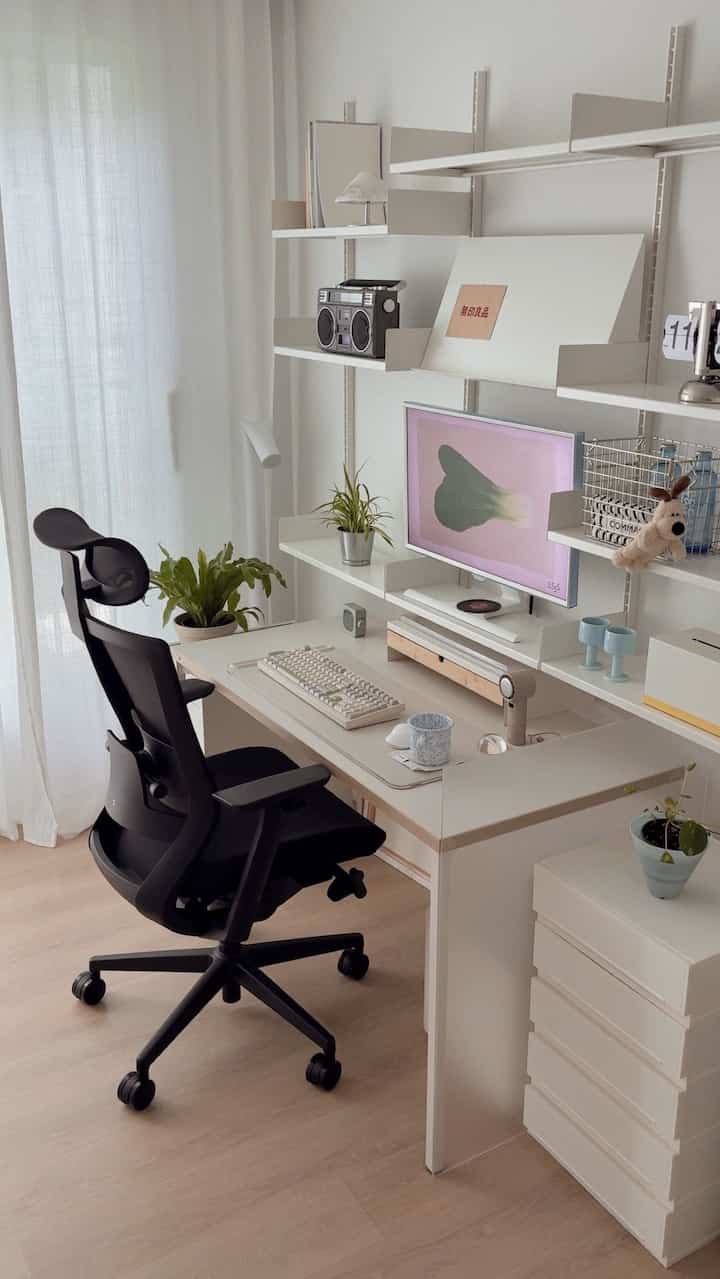 最近この部屋に住んでいます。 ⋰˚✩ 

椅子がいくら楽であっても 
私の体型に合わないと不便だったんです。
だから回って帰って最終的に国民の椅子ブランド
シディズで定着しましたᙏ̤̫♡ 

とても有名だったシディーズT50 
第2世代が現れましたね Ιᐟ Ιᐟ 
顧客の声を集める 
より楽に改善されたそうです。

特にランバーサポートが腰をしっかり支えてくれるから
背中にかかったり押されるような感じがなくて楽でした。

直接書いてみると、とても人間工学的です  
スマートな椅子です（ ᵕ_ᵕ̩̩ ） 
ヘッドレスト、肘掛け、クッションの長さがすべて調節可能なので 
自分だけの体型椅子完成♡！

部品ごとに別々に購入または交換できます。
長く使えるというのもメリット！
メッシュ座板↔ファブリック座板も互いに交換できるなんて
後で座板も変えながら使ってみるべきです。

しかも製品登録時に5年の品質保証までもらえるなんて…。
長く一緒にする椅子でとてもいいですねヰ


＃シディーズ＃シディーズT502世代＃人間工学＃人間工学的＃コンピュータチェア＃学生椅子＃ヘッドレスト＃メッシュチェア＃椅子おすすめ 