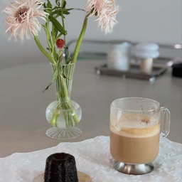 연휴의 시작은 홈카페에서 ☕️🖤
기다리던 연휴의 시작은
집에서 내리는 향긋한 홈메이드 커피로 열어봅니다😊
일본 시댁에서 선물로 주신 코스터 세트인데,
감성적인 디자인이 너무 마음에 쏙 들어요!
4가지 디자인이 다 예뻐서 커피 내릴 때마다 어떤 걸 깔아둘까 행복한 고민을 하게 되네요•• ☕️✨
맛있는 커피 한 잔과 함께
3일 연휴 모두 알차고 편안하게 즐겨봅시다! 🖤
🏷️ 코스터 정보 : @presentersroom
#예쁜템최고야 #콘수프기록집 #서오네일상 #연휴 #홈카페 #홈에스프레소 #커피스타그램 #코스터 #티코스터 #감성소품 #테이블웨어 #미니멀라이프 #단정한살림 #무채색인테리어 #오늘의집 #집꾸미기 #20평대인테리어 #인테리어릴스 #HomeCafe #CoffeeTime