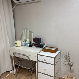 #오늘의우리집 #콘수프기록집 #오늘의우리집챌린지 #오늘의집에서샀어 #화장대의자 #화장대인테리어 #거울추천 #조화화분 #안방인테리어 #오늘의집 #나영의방 #좋아요반사 #소통 #가구추천
제가 이사오고나서 오늘의집에서 구매했던 제품들입니다:) 
지금까지 계속 잘 사용하고 있는데
일단 화장대와 의자는 사실 세트로 나온 제품은 아니지만, 너무 잘 어울려서 강추드리고싶어요!
안방이 작은 경우엔 큰 화장대를 놓기엔 어렵잖아요ㅠ
그래서 작은 사이즈로 구매 했었어요!
근데.. 생각보다 더 작고 귀엽더라고요💄
그래서 결국 서랍장을 또 구매했죠!
이것도 정말 고민을 많이했었는데ㅋ⫬ㅋ⫬
일단 사이즈 높이가 화장대랑 비슷해야하고, 디자인도 비슷한 느낌이어야해서...!!!!
정말 오랜 고민 끝에 결정했던건데 어떤가요?!🧸
그리고 화분은 감쪽같죠?!! 조화라는게 안믿겨지네요🌿
오늘의집에는 너무 이쁜 가구, 소품이 많은거같아요..
구매욕구 뿜뿜💞
#나영의방 #챌린지참여 #도전 