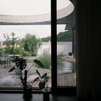 #우리집추구미 우리집 추구미는 #모던내추럴 🏡

모던한 베이스에 우드와 자연물을 더한 저희집🌿
시원해보이는 느낌이 여름엔 정말 찰떡이에요😊

#콘수프기록집 #우드 #마당 #주택 #주택살이 #수영장 #리조트인테리어 #팔리사드 #조경 #블랙마루 #집짓기 #주택살이 #마당있는집 

