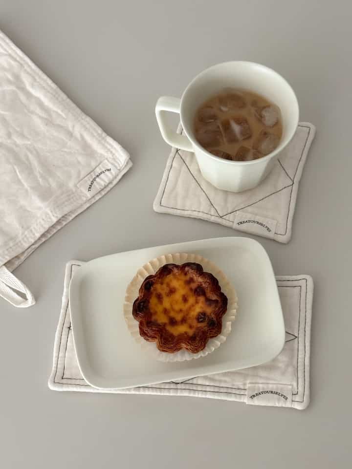 最近よく使うユーフォコリアプレート・マグカップセット
柔らかい色味に艶消し磁器材質がきれい

小槍チコースターとも似合って
載せるだけでテーブルセッティングきれい！

プレートにはデザートを置くのにぴったりで、
カップは暖かいお茶を飲みやすいです
今日は暑いからアイスコーヒーで🧊

＃コンスープ記録集
