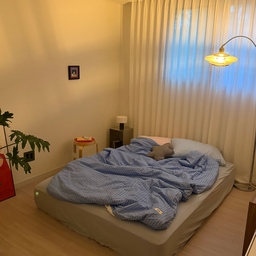 오늘 비도오고 하루종일 흐려서 조명키고 있기 ..!
시원해져서 좋긴한데 날씨 영향으로 하루종일 
축 쳐져있는…
#침실 #침구 #인테리어 #침실스타일링 #의자 
#바미르 #프람 #프람이불 #매트리스커버 #조명
#오메코 #오메코조명 #주말 #집순이 