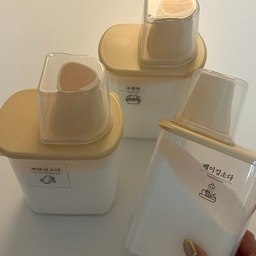청소용품의 제일은
가루 삼총사,
베이킹, 구연산, 과탄산소다가 아닐까 싶어요 👀
깊게 벤 도마 냄새에도 베이킹소다 하나면 해결!
물 때에는 구연산 -
얼룩에는 과탄산!
섞어쓰지 말고 하나씩 쓰기🫶🏻
#ftc #ftc26기 #베이킹소다 #청소템 #과탄산 #구연산