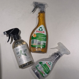 🧹 청소 시간 확 줄여주는 꿀템 3가지
인스타에서 공구하는 템들 사는걸 좋아하는데
그 중 괜찮다고 생각드는 몇가지를 가지고 왔어요!
1. 주방 & 집안 세제 삼총사 (프로쉬 & 코알라에코)
 프로쉬 오렌지 (멀티): TV장, 가구, 가전제품 표면 닦을 때 칙칙 뿌려주면 먼지랑 손때가 싹 지워져요.
 프로쉬 위생 클리너 & 코알라에코: 주방 전용으로 상판, 식탁, 수전 닦을 때 써요. 기름때와 얼룩을 싹 지워주고 상쾌한 향만 남겨요!
2. 스카트 유리·거울 청소티슈
거울이나 유리장 손자국 지울 때 최고예요. 티슈 한 장으로 쓱 닦아내면 물자국 없이 바로 투명해져서 강력추천!
3. 이지탭 밀대 & 청소포
발로 톡(PUSH) 눌러 청소포를 끼우는 방식이라 손에 물 안 묻히고 허리 안 숙여도 돼서 바닥 청소가 정말 편해요
#오늘의집 #집꾸미기 #살림템 #살림꿀팁 #내돈내산 #청소템 #청소꿀팁 #청소루틴 #주방청소 #집안청소 #프로쉬 #프로쉬클리너 #코알라에코 #스카트 #스카트청소티슈 #이지탭 #이지탭밀대 #청소포 #유리청소 #바닥청소 #ftc26기