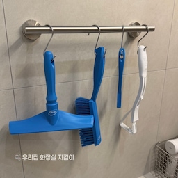 깨끗한 화장실 지킴이🫧
➕ 무타공 수선걸이와 무인양품 스테인리스 바스켓에 깔끔하게 정리하여 필요할때마다 바로바로 사용하기 좋다☺️
❶  바이칸 스퀴지+청소솔 : 디자인(색감)과 사용감 모두 놓치지 않는 바이칸! 야무지게 화장실청소할때 탄탄하게 사용하기 좋다👍🏻
❷ 3M 변기클리너 : 크린스틱에 세제가 묻어있어 핸들에 껴서 변기 물때를 아주 쉽고 간편하게 제거할수있다. 변기 틈새와 안쪽을 깔끔하게 유지할수 있어서 좋다.
❸ 바이칸 바닥솔 : 스퀴지, 청소솔과 더불어 블루로 맞춰 사용하는 바이칸 바닥솔은 길이도 길고 모도 튼튼해서 욕실타일 청소할때 야무지게 사용하고 있다-! 깔끔하게 무타공 거치대로 공중부양해서 정리할수있다.
❹ 보아르 워시스핀 전동 욕실청소기 : 화장실청소할때 강력한오염 제거시 솔로 박박 닦을때 손이 아픈데, 워시스핀으로 닦으면 손도 안아프고 수월하게 청소하기에 좋다👍🏻
❺ 락퐁 욕실세정제 : 락스의 강력함에 락스향을 없앤 만능 욕실세정제로 무난하게 전체적으로 청소할때 가성비있게 여기저기 사용하기 좋다.
❻ 프로쉬 라벤더 욕실세정제 : 주방청소템으로도 사용하고 있는 프로쉬-! 라벤더향으로 향도 좋고 올인원 세정제로 어디든 간편하게 물때제거하기 좋다. 간편하게 사용하기 정말 최고👍🏻
❼ 홈스타 곰팡이 싹 : 곰팡이 생긴곳에 정말 최강!! 곰팡이 제거 최고✨
#오늘의집 #청소템 #청소용품 #욕실청소 #욕실청소템 #욕실청소도구 #욕실청소용품 #화장실청소 #화장실청소도구 #화장실청소템 #화장실청소도구 #화장실청소솔 #바이칸 #바이칸스퀴지 #바이칸청소솔 #바이칸추천 #욕실청소솔 #욕실용품 #ftc기록 #ftc26기 
