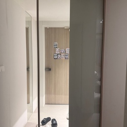전세집에 살면서 자동중문의 편리함을 알아버렸어요. 내집마련을 하면 꼭 자동으로 할거라고 다짐해서 예쁜 원슬라이딩 도어로 설치완료,,🤎
장점은 상부구동이라 밑에 중문라인도 없고 청소할때도 깔끔하다는것! 
단점은 원슬라이딩으로 하다보니 유리문의 넓이에 한계가 있어서 현관일부를 목공벽으로 만들었어요ㅠㅠ 3연동이 싫어서 원슬라이딩으로 선택했는데 생각보다 좁아진 현관이 슬프지만 흐린눈하며 살고있답니당,,🫠
#중문시공이야기 #20평대인테리어 #중문인테리어 #원슬라이딩중문 #원슬라이딩도어 #자동중문 #중문디자인 #중문시공 #3연동중문 #3연동도어 #3연동슬라이딩중문 #좁은현관인테리어 #좁은현관 #화이트인테리어 #화이트우드인테리어 #예림필름 #우드필름 #우드현관 #우드현관인테리어 #깔끔한인테리어 