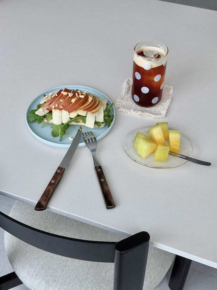 ＃コーンスープ記録集

偶然に立ち寄ったベーカリーカフェで使ってみて、完全に惚れてすぐにお金に耐えたカトラリーをご紹介します！
普通にきれいなナイフでパンを切るときによく切らないで僧帽筋に力が入った敵みんなありますよね？ 😂これは本物のスッピングスムーズに切られて、普段パンとサンドイッチを頻繁に食べる私たちの家に完全ヒョジャテムになったんです。

❶食器洗い機可能𖤐最も重要𖤐
最近きれいなカトラリーは本当に多いですが、食世紀を回すことができないというのがいつも残念なポイントでした。トラモンティーナは「ウッド」と「ウッド＋レジン合成」の２つの材質で出てきます。そのうち「ウッド+レジン合成」ラインは食器洗い機使用が可能です！きれいなのに食世紀まで可能にしてくれるカトラリー、本当にあなたじゃないですか…🤍

❷切削力何...完璧なナイフ機能
ラインナップにはフルーツ、テーブル、ステーキナイフの3つがあります。私は活用度を最大に上げようと「ステーキナイフ」で購入しました！見るだけきれいで書くたびに苦しいナイフたちはもうこんにちは…これは本物の切削力一つだけ見ても一生耐えていくアイテムです。購入するときは後で見たら私のようにカフェで書いて見て買ったという方が多いので一人でパンになったんです⌯'▾'⌯

❸言葉にならないクレイジーコスパ
なんと1個あたり2千ウォン台という優しい価格…！使って、もしかして壊れても負担のない価格なので満足感がはるかに大きいです。私が使いながらとても満足して友達にオススメしてくれたらすぐに4セットを選んだんですよｗｗｗ 価格負担がないのでおすすめするも、購入決定も本当に簡単なアイテムです。

便利に使えるカトラリーが見つかったらおすすめです！
