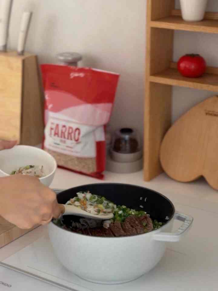 休みの日だから久しぶりに家族みんな一緒に朝を食べました。 
今朝メニューはステーキ鍋！ 
血糖管理に良い低炭水穀物というファロを混ぜてご飯を作ってみました。 
意外と口頭した味が気に入りました。 
家族と一緒においしくて心強く食べました🤍

＃賢明な消費＃コンスープ記録集 