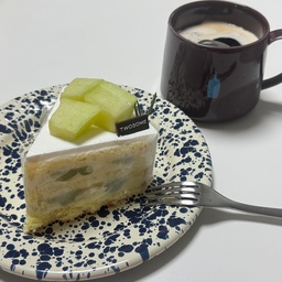 집에서 보내는 여유로운 오후 🍰☕️
좋아하는 케이크 하나 사다 놓고
커피도 천천히 내려서 먹었어요.
자취를 시작하고 나니까
예전에는 그냥 지나쳤던 이런 작은 시간들이
괜히 더 좋아지는 것 같아요.
아직은 하나씩 채워가는 중인 집이지만
이렇게 좋아하는 것들로 하루를 채워가다 보면
언젠가는 더 마음에 드는 집이 되어 있겠죠? 🏠🤎
물론 케이크는 집이 완성될 때까지
계속 채워놓을 예정~🤭ㅎㅎ
#몽글여니집 #자취집 #자취생활 #자취일상 #집스타그램 #집꾸미기 #홈카페 #맞팔 #맞팔환영 