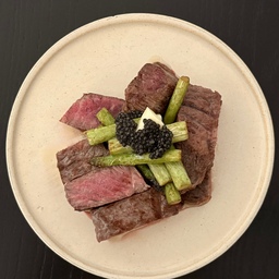 한우의 기준, 설로인 @sirloin.by 
연휴 잘 보내고 계신가요!
비도 오고 아무것도 하고 싶지 않은 날씨라 집에서 간단하게 소고기 구워 먹었어요
고소한 마블링의 꽃등심, 씹을수록 진해지는 육향의 채끝, 부드러운 고깃결이 매력적인 샤토브리앙까지..
특히 꽃등심이 크.. 입에 넣자마자 녹아버렸어요
슈퍼 웻에이징 숙성을 거쳐 더 부드럽고 감칠맛이 좋다고 하고, 개별 진공 포장 으로 최대 2주 냉장 보관이 가능해서 특별한 날이나 가족 모임처럼 맛있는 한 끼를 준비할 때도 좋을 것 같아요!
냉장고에 선물받은 캐비어도 어떻게 먹을까 하다가 소고기랑 같이 먹어봤는데, 짭짤한 풍미가 더해지면서 고기의 맛을 한층 살려주네요
아무것도 하기싫은 날, 소고기랑 캐비어로 남편에게 생색내기 딱 좋은!!!🌝
#설로인 #한우 #꽃등심 #채끝 #안심 #샤토브리앙 #스테이크 #오홈스토랑 #콘수프기록집 #오늘의우리집 