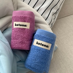 집에 있는 작은 생활용품도 예쁜 걸로 바꾸면
괜히 기분 좋아지는 것 같아요🤍
이번에 골라본 코토나 수건 세트🧺
알록달록한 색감이 너무 예뻐서
욕실에 걸어두기만 해도 공간에 포인트가 되고
스트라이프를 포함한 수건 3장에
색감 예쁜 행주 2장까지 함께 들어있는 구성이에요
수건만 여러 장 들어있는 세트보다
행주까지 같이 구성되어 있어서 실용적이고
컬러 조합도 예뻐서 하나씩 꺼내 쓰는 재미가 있더라고요🫶🏻
패키지 구성도 알차서
신혼집이나 새로 이사한 집에 선물하기에도 좋을 것 같아요!
실용적인데 예쁘기까지 한 선물 찾는다면
코토나 수건 세트 추천해요🤍
#코토나 #코토나수건 #수건세트 #수건추천 #집들이선물 #집들이선물추천 #신혼집선물 #살림템 #욕실용품 #행주 #예쁜템최고야 #ftc26기 