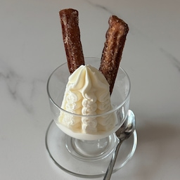 오늘의 간식은 츄로스+아이스크림🍦
오늘은 생지로 간단하게,,⭐️
시나몬 슈가에 버무린 츄로스는 정말 맛있다🤍
.
.
.
.
.
#ftc8기이야기 #콘수프기록 #츄러스 #간식 #오홈스토랑 #온더테이블 #아이스크림 #여름간식 #초간단간식 #튀김 #맞팔 #맞팔해요 