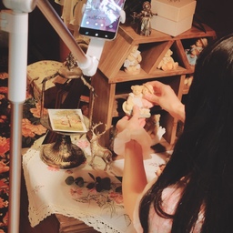 안녕하세요 멜입니다🧚🏻‍♀️
크리에이터라면 한 번쯤 겪어봤을
삼각대와의 전쟁🎥
촬영할 때마다
구도에 맞춰 높이와 각도를 조절하고
레버 돌리느라 시간 다 보내고,,🥲
그런 저를 구원해 준 삼각대는 바로
라이트밸런스 프리앵글 거치대 FAS-360✨
맥세이프로 휴대폰을 간편하게 부착하고
원하는 높이와 각도로 바로 조절할 수 있어
촬영 준비가 훨씬 간단해졌어요!
높낮이 조절 범위도 넓어서
항공샷부터 낮은 구도까지 다양하게 촬영할 수 있고
구도를 바꿀 때도 빠르게 세팅할 수 있어 
시간 절약까지🫶🏻
그동안 삼각대 유목민이었던 제가
드디어 정착한 찐추천템이에요🐰🤍
#콘수프기록집 #현명한소비 #라이트밸런스 #삼각대 #프리앵글거치대 #거치대 #맞팔 #맞팔환영 #빈티지인테리어 #빈티지소품 #앤틱소품 #앤틱가구 #거치대추천 #항공샷 #삼각대추천