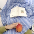 주말 아침, 내가 좋아하는 것들로
가득 채운 침대 위. 🍑📚
(저 이불 바꿨어요✨)

마틸다의 블루 스트라이프 이불은
시원한 파란색이 보기만 해도 기분이
맑아지는 느낌이에요.💙

까슬거리지 않고 보들보들한 여름 소재에
엄청 가벼워서 이불 속에 쏙 들어가 있으면
정말 천국이 따로 없답니다.👍🏼

요즘 제철인 달콤새콤 자두 먹으면서 책 읽는 이 여유,
이번 주말 내내 집콕하면서 제대로 힐링했어요✨
(내일부터 다시 시이이작)

사랑스러운 무드를 연출하고 싶다면,
이 스트라이프 이불 강력 추천해요!💙


#마틸다 #마틸다이불 #여름휴가 #집콕 #힐링 #복숭아 #침대위 #소확행 #감성사진 #집꾸미기 #여름인테리어 #스트라이프 #꿀잠템 #차렵이불 #침실꾸미기 #침실인테리어 #침실스타일링 #가을인테리어 