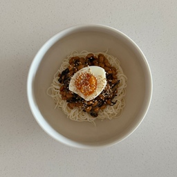 주말 아침 낫또국수🥣
• 두유면 한개
• 낫또 한팩에 시오콘부 섞기
• 반숙란 반 자른 후
• 참기름, 깨 조금
두유면이어서 식단으로도 좋아요☺️
#낫또요리 #낫또 #국수 #점심메뉴 #한그릇요리 #여름메뉴 #간단레시피 #무인양품 #무인양품추천템 #무인양품그릇 #우드인테리어 #20평대아파트인테리어 #23평인테리어 #풀무원 #두유면 #반숙란
