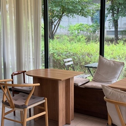 비오는 날 가면 더 예쁜 카페🌿
빗물에 짙어진 초록초록한 뷰를 보고있으니 마음이 편안해진다🪽
#카페 #카페인테리어 #카페투어 #카페추천 #카페테이블 