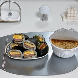 #스팸김밥 #컵라면
오늘은 김밥과 컵라면입니다 더워서 불을 최대한 쓰지 않은 요리를 찾다가 인스타에서 본 건데 재료가 간단하더라구요 스팸이랑 계란, 깻잎 세 가지이구요
밥은 소금이랑 깨를 넣어 섞었구요 김밥김을 절반으로 잘라서 만들었어요 스팸이랑 딱 맞더라구요 계란은 4개 썼는데 도톰하게 붓는 바람에 사이즈가 딱 맞았지만 반으로 잘라서 말았어요 조금 더 예쁘게 담아내고 싶었지만 김이 풀어지려고 해서 저렇게가 최선이었습니다😆
김밥김은 총 두 장 사용했어요 김밥만 먹기에는 아쉬워서 육개장 컵라면 꺼냈어요
#오늘의우리집 #오늘의장면한컷 #콘수프기록집 #혼자서도잘먹어요 #헤리터 #렉슨 #렉슨미나 #조명 #소품 #추천템 #자취 #저녁 #메뉴 #추천 #맞팔 