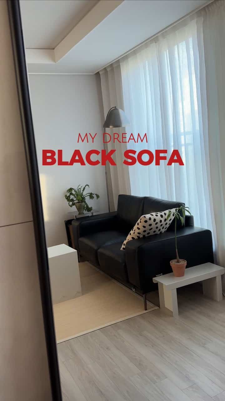 
MY DREAM BLACK SOFA 🥀

ブラックソファのロマンはみんなあります...？
ウグァンジェギャラリードノ2人ソファ
おかげで私の夢を成し遂げました..🫶🏻

ブラックのシックなムード••
ふくらんでいる••
肘掛けが広くて楽です••
最近ソファに座るのはとても幸せです🥹

とにかくソファが変わりました。  #소파추천 #블랙소파 #가죽소파 #2인소파 #소파 #거실인테리어
