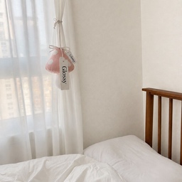 햇살이 가장 예쁘게 머무는 우리 집 손님방 🤍
화이트 침구와 원목 침대,
살랑이는 쉬폰 커튼으로 최대한 편안하고 포근하게 꾸며봤어요.
조금 심심할 수 있는 공간에는
핑크 버섯 조명으로 귀여운 포인트 하나 🍄🎀
손님을 위한 방인데
꾸미고 나니 제가 더 탐나는 공간이 되어버렸어요…🤭
#오늘의집 #오늘의집인테리어 #온라인집들이 #손님방 #게스트룸 #침실인테리어 #방꾸미기 #집꾸미기 #홈스타일링 #감성인테리어 #화이트인테리어 #원목인테리어 #화이트우드 #쉬폰커튼 #화이트침구 #아파트인테리어 #인테리어기록