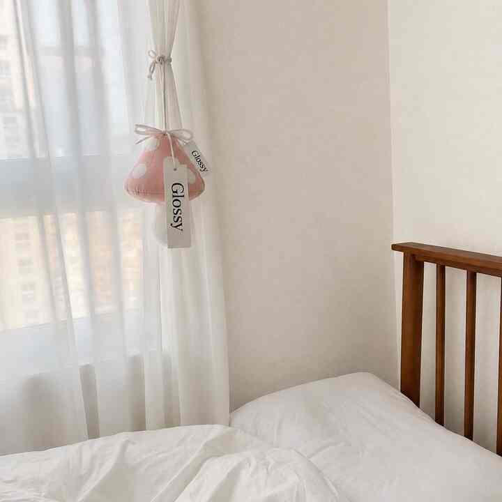 日差しが最もきれいに滞在する私たちの家のゲストルーム🤍

白い寝具と木製ベッド、
サランはシフォンカーテンでできるだけ快適でふさわしく飾ってみました。

少し退屈なスペースに
ピンクのキノコライトでかわいいポイントワン🍄🎀

ゲストのための部屋です。
飾ってから私がもっと切る空間になってしまいました… 🤭

＃今日の家＃今日の家のインテリア＃オンラインハウス＃ゲストルーム＃ゲストルーム＃ベッドルームのインテリア＃部屋の装飾＃家の装飾＃ホームスタイリング＃感性インテリア＃ホワイトインテリア